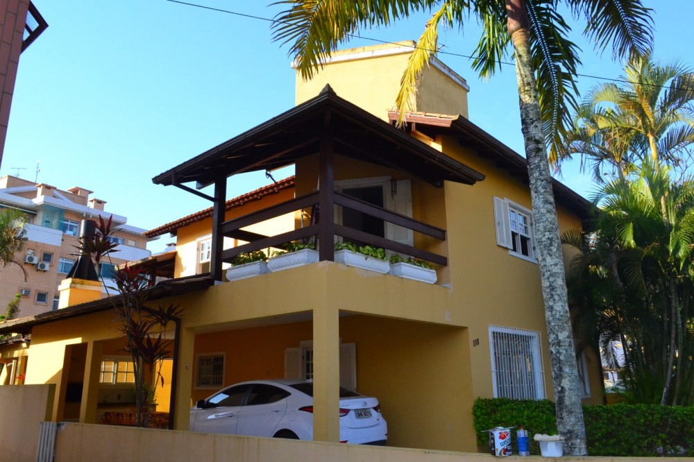 Casas e Apartamentos na mesma rua