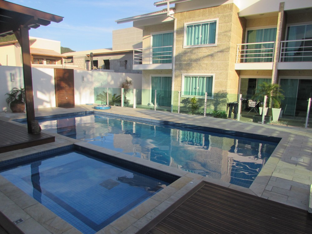 Prédio com 4 apartamentos